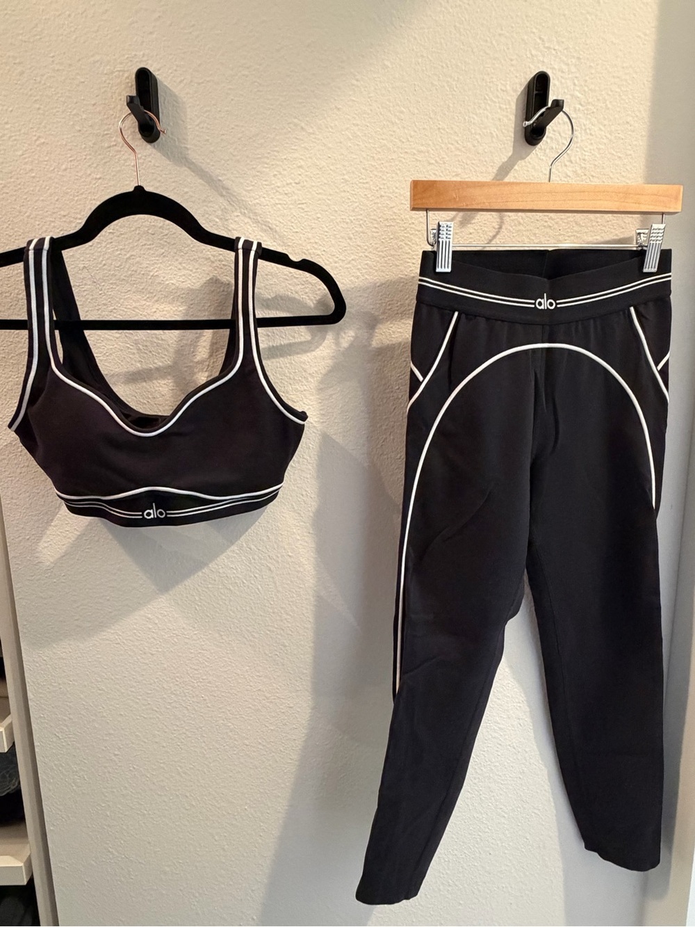 ALO Yoga Black Heart Throb SET - bra sz S/leggings sz XS 23” inseam